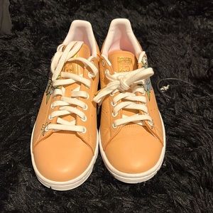 Size 8 peach and hibiscus flower Stan smith adidas sneakers. Worn once.